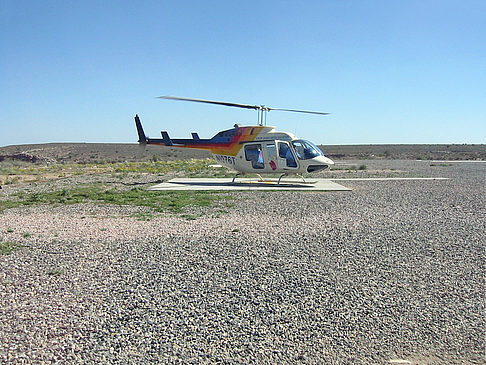 Foto Hubschrauber auf Landeplatz - 